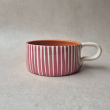 Lade das Bild in den Galerie-Viewer, Tasse breit gestreift vinho
