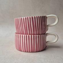 Lade das Bild in den Galerie-Viewer, Tasse breit gestreift vinho
