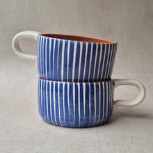 Lade das Bild in den Galerie-Viewer, Tasse breit gestreift marineblau
