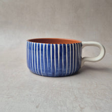 Lade das Bild in den Galerie-Viewer, Tasse breit gestreift marineblau
