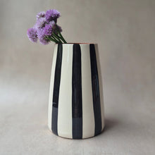 Load image into Gallery viewer, Vase Vulkan gross breit gestreift schwarz
