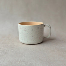 Lade das Bild in den Galerie-Viewer, Extragrosse Tasse Konfetti outside orange inside
