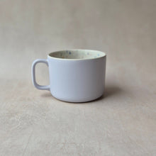 Lade das Bild in den Galerie-Viewer, Extragrosse Tasse Konfetti inside lilac outside
