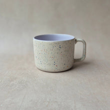 Lade das Bild in den Galerie-Viewer, Extragrosse Tasse Konfetti outside lilac inside
