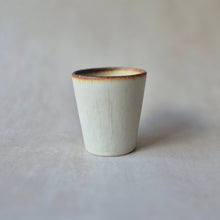 Lade das Bild in den Galerie-Viewer, Becher Vila Nova matt creme
