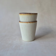 Lade das Bild in den Galerie-Viewer, Becher Vila Nova matt creme
