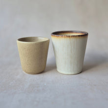 Lade das Bild in den Galerie-Viewer, Becher Vila Nova klein caramel
