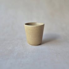 Lade das Bild in den Galerie-Viewer, Becher Vila Nova klein caramel
