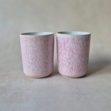 Lade das Bild in den Galerie-Viewer, Kaffeebecher Falesia rosa gesprenkelt
