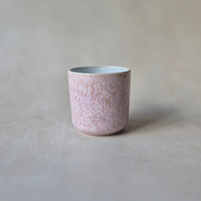 Lade das Bild in den Galerie-Viewer, Kaffeebecher Redondo rosa gesprenkelt

