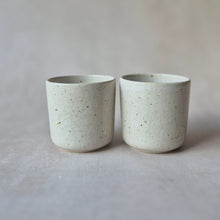 Lade das Bild in den Galerie-Viewer, Kaffeebecher Redondo creme gesprenkelt
