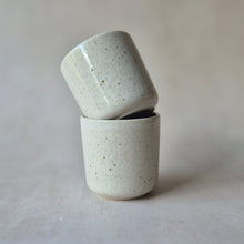 Lade das Bild in den Galerie-Viewer, Kaffeebecher Redondo creme gesprenkelt

