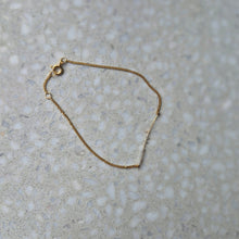 Lade das Bild in den Galerie-Viewer, Solar Simple Pearl Bracelet gold
