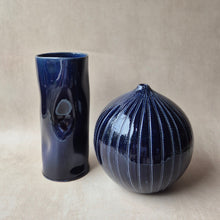 Load image into Gallery viewer, Vase Esfera dunkelblau
