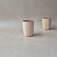 Load image into Gallery viewer, Espressobecher gruppiert gestreift beige
