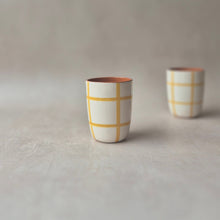 Load image into Gallery viewer, Espressobecher kariert ocker
