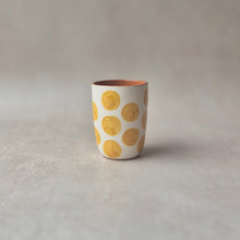 Load image into Gallery viewer, Espressobecher Punkte ocker
