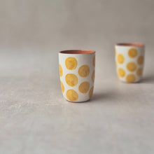 Load image into Gallery viewer, Espressobecher Punkte ocker
