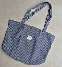 Load image into Gallery viewer, Grosse Tasche aus softem Cord navy weiss
