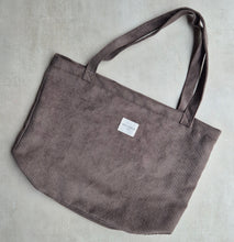 Load image into Gallery viewer, Grosse Tasche aus softem Cord chocolate
