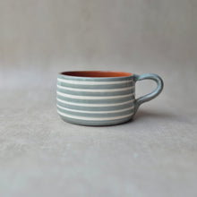 Load image into Gallery viewer, Tasse breit geringelt eukalyptus
