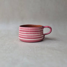 Load image into Gallery viewer, Tasse breit geringelt rosa
