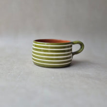 Load image into Gallery viewer, Tasse breit geringelt pistache

