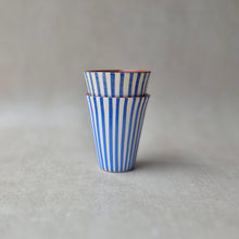 Load image into Gallery viewer, Latte-Becher gestreift blau
