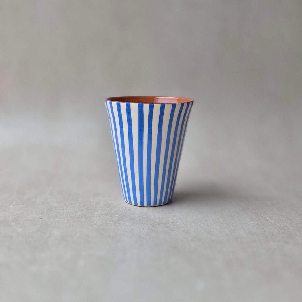 Latte-Becher gestreift blau