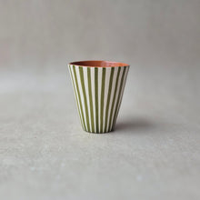 Load image into Gallery viewer, Latte-Becher gestreift pistache
