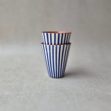 Load image into Gallery viewer, Latte-Becher gestreift marineblau
