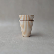 Load image into Gallery viewer, Latte-Becher gestreift beige
