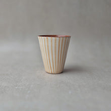 Load image into Gallery viewer, Latte-Becher gestreift beige
