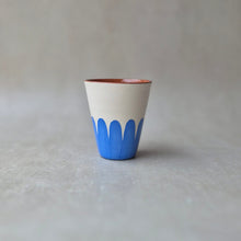 Load image into Gallery viewer, Latte-Becher Säulen blau
