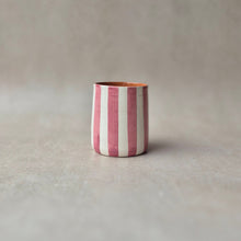 Load image into Gallery viewer, Kaffeebecher breit gestreift rosa
