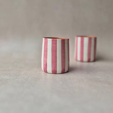 Load image into Gallery viewer, Kaffeebecher breit gestreift rosa
