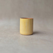 Load image into Gallery viewer, Kaffeebecher gestreift gelb
