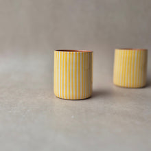 Load image into Gallery viewer, Kaffeebecher gestreift gelb
