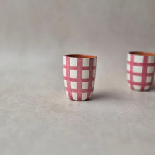 Load image into Gallery viewer, Espressobecher breit kariert rosa
