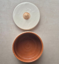 Load image into Gallery viewer, Keramikdose gestreift beige
