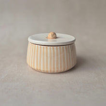 Load image into Gallery viewer, Keramikdose gestreift beige

