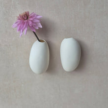 Charger l&#39;image dans la galerie, Organische Mini-Wandvasen Pebbles, 2er Set
