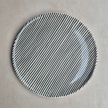 Load image into Gallery viewer, Servierteller Lines schwarz
