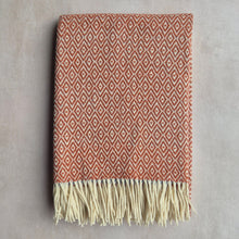 Lade das Bild in den Galerie-Viewer, Handgewebte Wolldecke Diamante Biface terracotta grau
