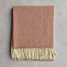 Lade das Bild in den Galerie-Viewer, Handgewebte Wolldecke Espinho terracotta
