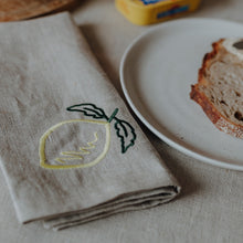 Load image into Gallery viewer, Handbestickte Leinen-Serviette Limão
