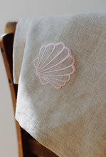 Load image into Gallery viewer, Handbestickte Leinen-Serviette Concha
