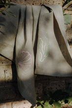 Load image into Gallery viewer, Handbestickte Leinen-Serviette Concha
