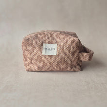 Lade das Bild in den Galerie-Viewer, Necessaire aus bedruckter Baumwolle earthy geometric
