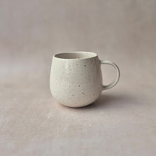 Lade das Bild in den Galerie-Viewer, Tasse Aveiro creme gesprenkelt
